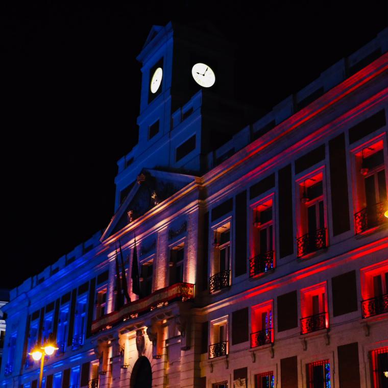 La Puerta del Sol se ilumina con los colores de la bandera de Rumanía para celebrar su fiesta nacional