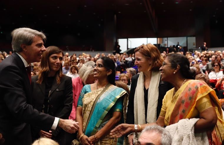 El presidente de la Comunidad de Madrid, Ángel Garrido, saluda a otro grupo de mujeres asistentes al Congreso internacional ‘La voz de las mujeres rurales en el mundo’