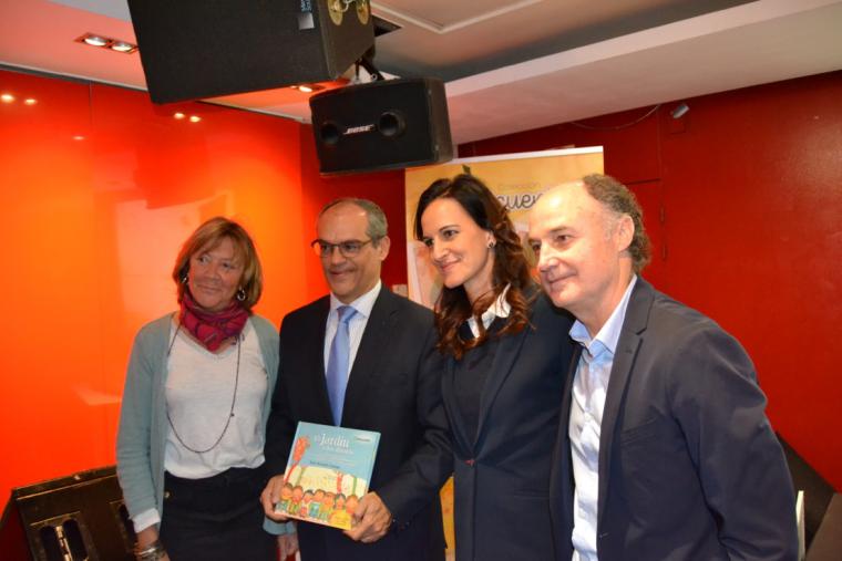 Presentación de un cuento sobre acoso escolar junto al consejero de Educación