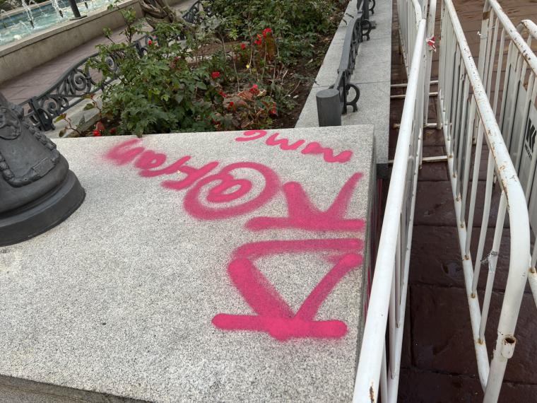 El Ayuntamiento amanece con pintadas de grafiteros