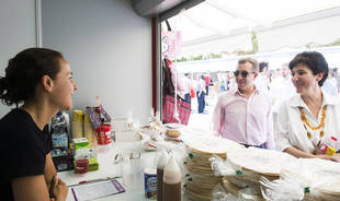 Susana Pérez Quislant y Ángel Luis Martín en la Feria de Comercio de Pozuelo