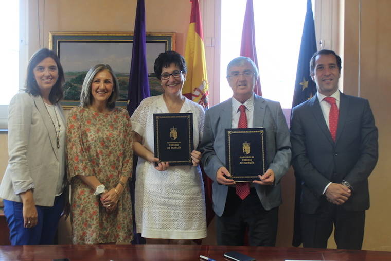 Almudena Ruiz Escudero, concejal de Educación y Juventud; Beatriz Pérez Abraham, concejal de Familia, Asuntos Sociales y Mujer; Susana Pérez Quislant, alcaldesa de Pozuelo de Alarcón; Francisco Javier Larrea, secretario general de ESIC Business & Marketing School y Javier Ilardia, director del Departamento de Admisiones de Grado.