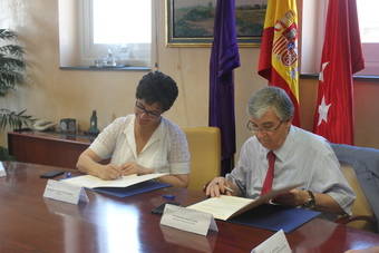 Susana Pérez Quislant y Francisco Javier Larrea firmando la renovación del convenio de colaboración