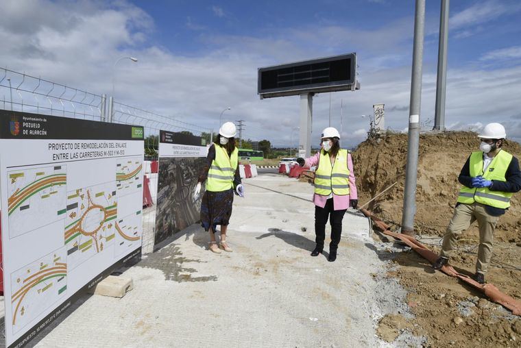 La alcaldesa, Susana Pérez Quislant, ha visitado las obras de soterramiento de la M-503 en la glorieta que atraviesa a su paso por Pozuelo de Alarcón