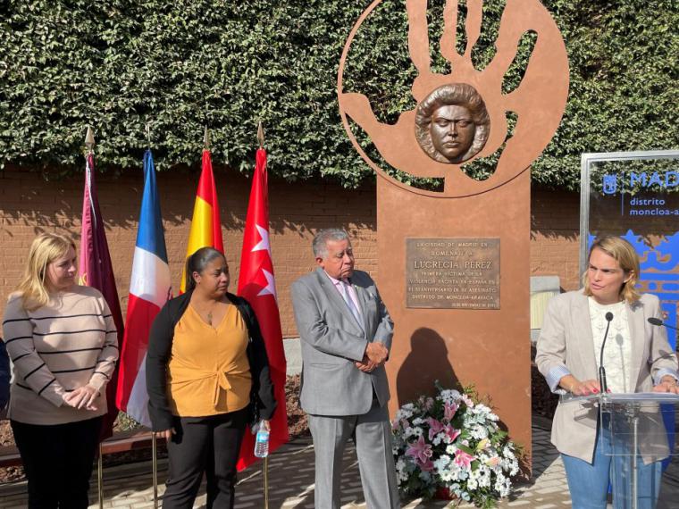 Un monumento recuerda en Aravaca a Lucrecia Pérez en el trigésimo aniversario de su asesinato