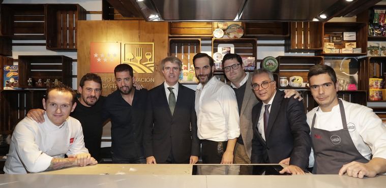 Iván Muñoz, Restaurante Chirón y Embajador de la Marca M Producto Certificado 2018; Javier Estévez, Restaurante La Casquería; Julián Mármol, Restaurante Yugo; Ángel Garrido, presidente de la Comunidad de Madrid; Mario Sandoval, Restaurante Coque; Juan Antonio Medina, Restaurante A’Barra; Carlos Izquierdo, consejero de Medio Ambiente y Ordenación del Territorio; Hugo Sánchez, Restaurante Chirón.    