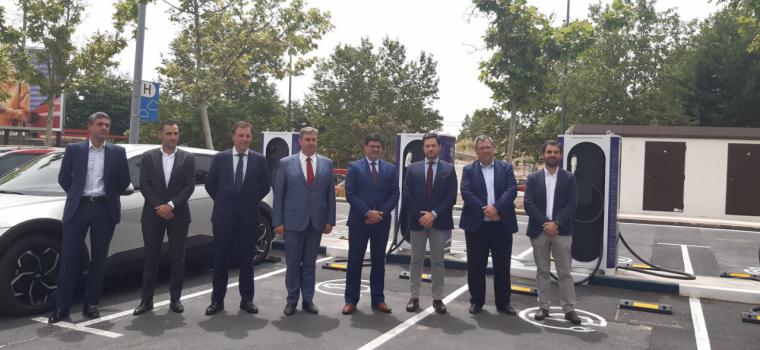 Una delegación de Uruguay viene a conocer la electrolinera de Pozuelo de Alarcón