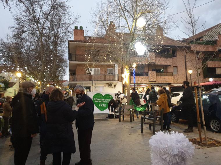Vecinos, comerciantes,  miembros de la plataforma IES Ana Frank y representantes del PSOE-Moncloa escuchando sus reivindicaciones.