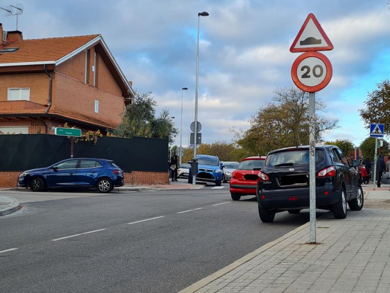 Imagen de Salida del Colegio las Acacias con vehículos mal estacionados