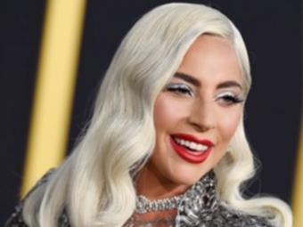 El azul lavanda de Lady Gaga triunfa en los Globos de Oro