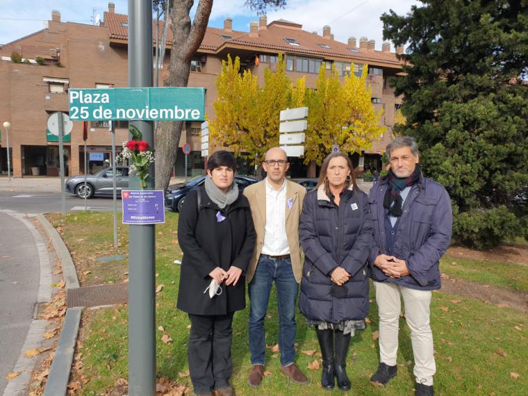 De izq. a dcha.: Elena Moreno, Helio Cobaleda, Ana Hernández y Ángel G. Bascuñana, miembros del Grupo Municipal Socialista junto con el cartel reivindicativo del 25 de noviembre y las dos rosas que simbolizan a las dos asesinadas en Pozuelo en este año.