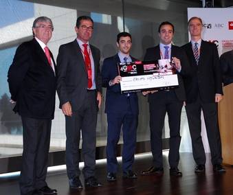 De izda. a dcha.: Francisco Javier Larrea Pascal, secretario general de ESIC, Alfredo Albáizar, director adjunto de Santander Universidades, Iñigo Aguirreburualde y Alberto Maldonado, alumnos de la Universidad Politécnica de Madrid, equipo vencedor de la competición y Javier Caballero, director gerente de ABC.
 
