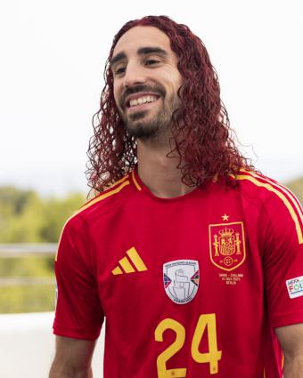 Cucurella cumple su promesa de teñirse el pelo