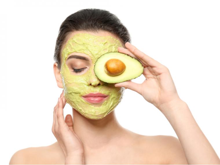 4 Consejos para lucir este verano una piel y un cabello radiante con el aguacate