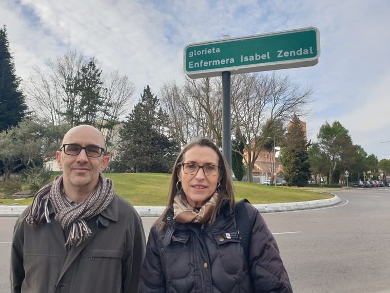 Helio Cobaleda y Ana Hernández, concejales del PSOE de Pozuelo junto con el nuevo cartel de la glorieta