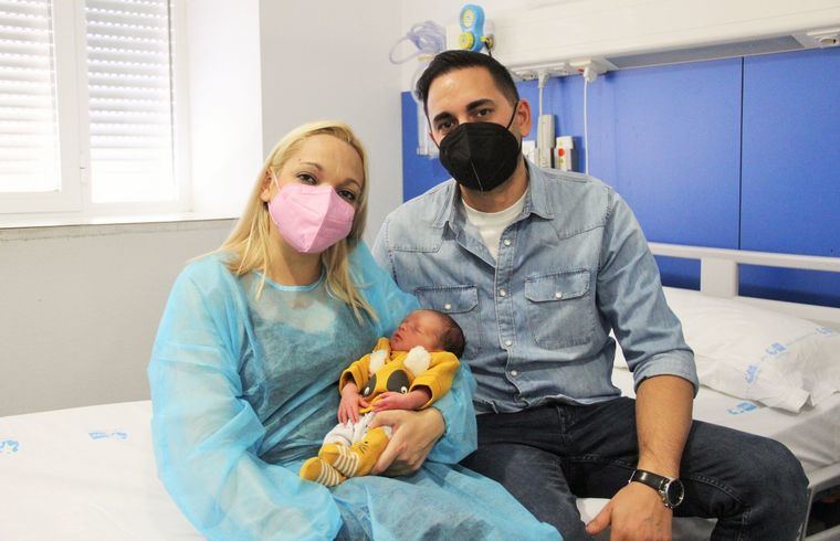 El Hospital Clínico de la Comunidad, primero de España en asistir el parto natural de un niño sano con madre receptora de doble trasplante de hígado y riñón