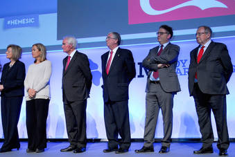 Representantes de las principales asociaciones del sector del marketing y la comunicación en nuestro país, entregando el Premio 50 años de Marketing. (Foto: Esic)