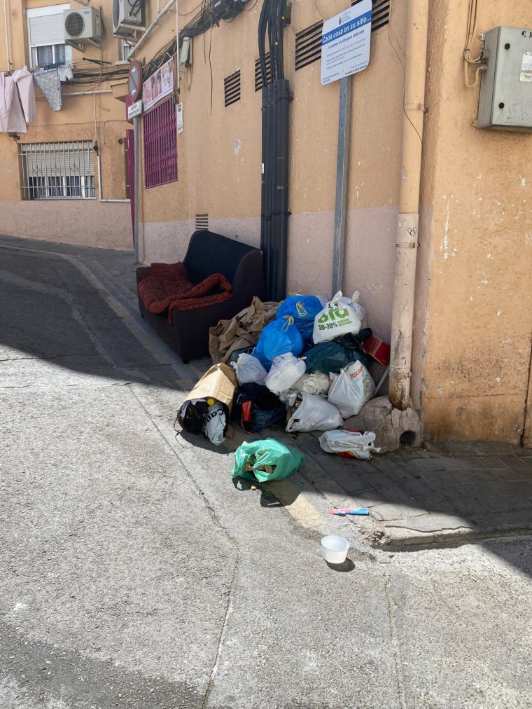Las calles de Pozuelo Pueblo se llenan de basuras