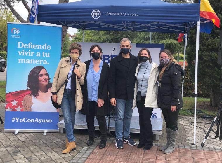 Toni Cantó hace campaña en Pozuelo de Alarcón con la alcaldesa