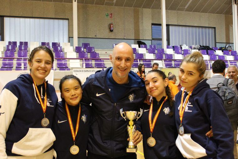 Club Esgrima Pozuelo Celebra el subcampeonato del equipo femenino en el TNR Júnior en Zaratán, Valladolid