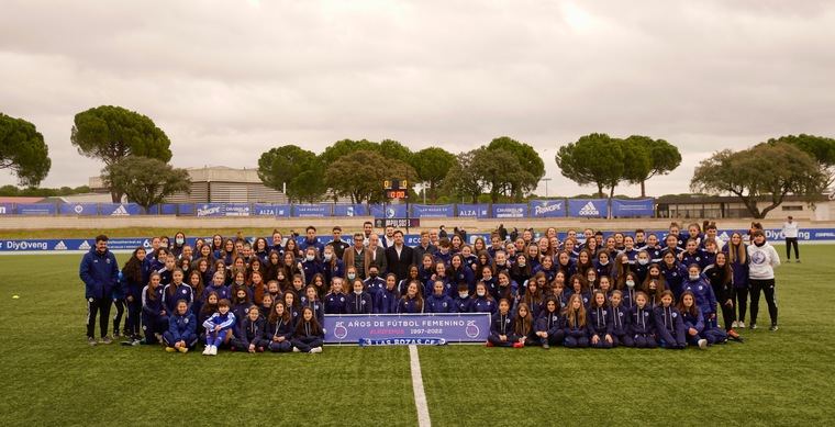 La Comunidad de Madrid rinde homenaje a las mujeres futbolistas en el XXV aniversario del equipo femenino Las Rozas C.F.