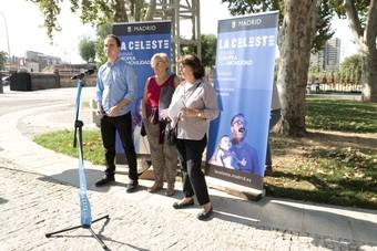 La alcaldesa Manuela Carmena, junto con la delegada de Medio Ambiente y Movilidad, Inés Sabanés, y el delegado de Desarrollo Urbano Sostenible, José Manuel Calvo durante la presentación de la Semana de la Movilidad 2016: LA CELESTE.
