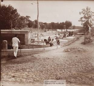 La Poza. Fuente y vista parcial del lavadero. Año 1910. Archivo Ragel. Biblioteca Digital Pozuelo de Alarcón.