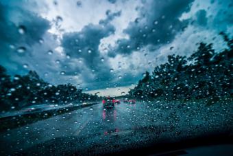 ¿Cómo actuar conduciendo con lluvia?
