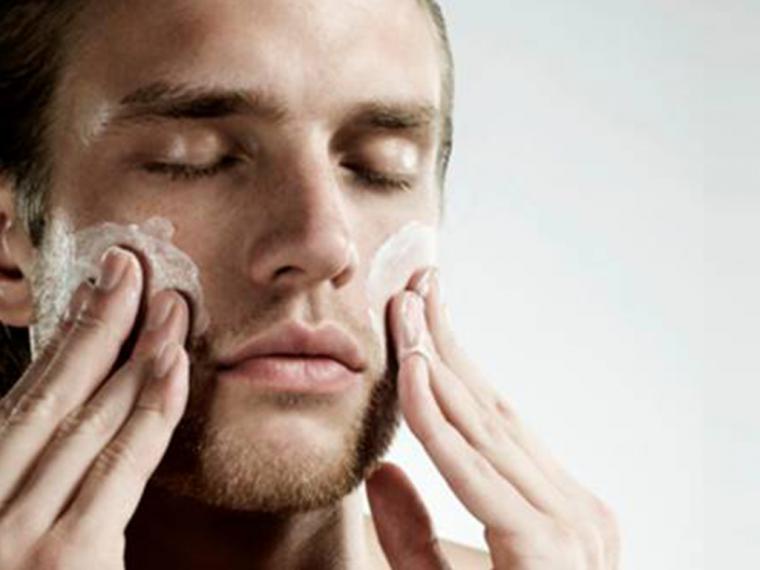 Limpieza facial para la rutina del hombre
 