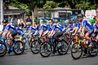 150 niños de las diferentes escuelas deportivas municipales recorren el último tramo de la etapa final de La Vuelta ciclista 2022