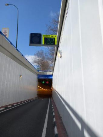 El Ayuntamiento de Madrid activa paneles en cinco túneles que avisarán a los conductores en tiempo real si sobrepasan el límite de velocidad