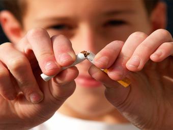 Lanzan la primera campaña para impedir el tabaquismo en jóvenes y prevenir el cáncer de laringe