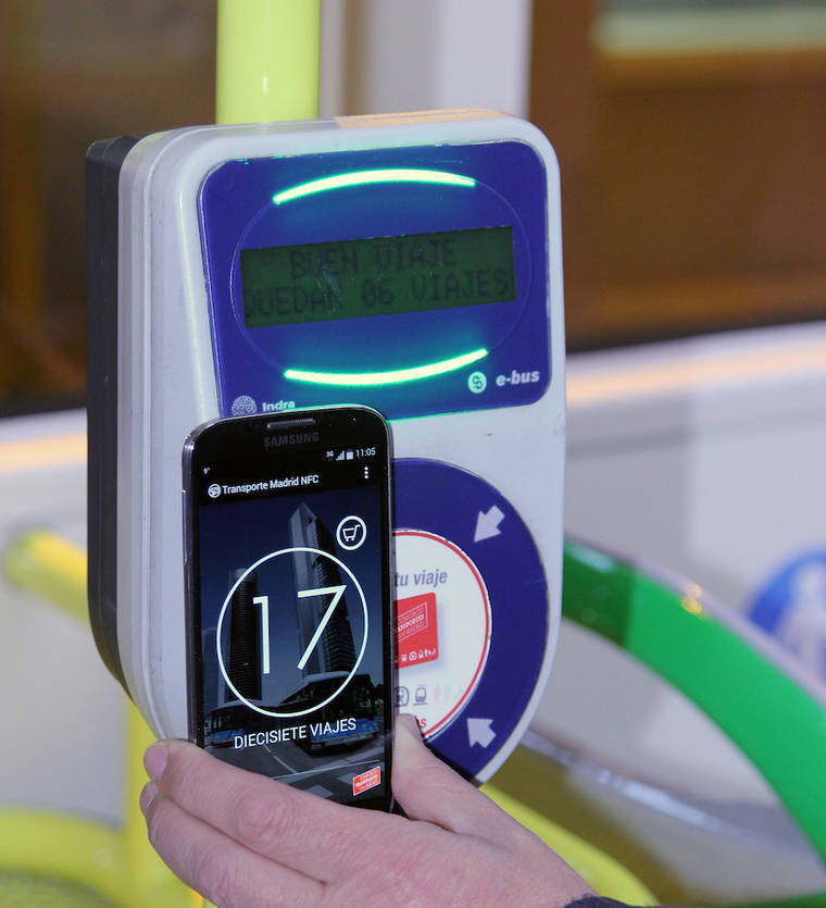 Ya se puede pagar con el móvil en los autobuses de la EMT Madrid