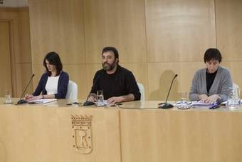 Rita Maestre y Nacho Murgui durante la rueda de prensa posterior a la Junta de Gobierno donde se han presentado las directrices de la cesión de espacios municipales a entidades ciudadanas.

