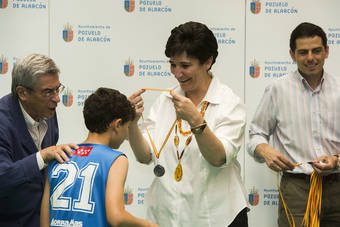 Entrega de premios en la celebración de fin de curso Pozuelo Encesta con el Estu