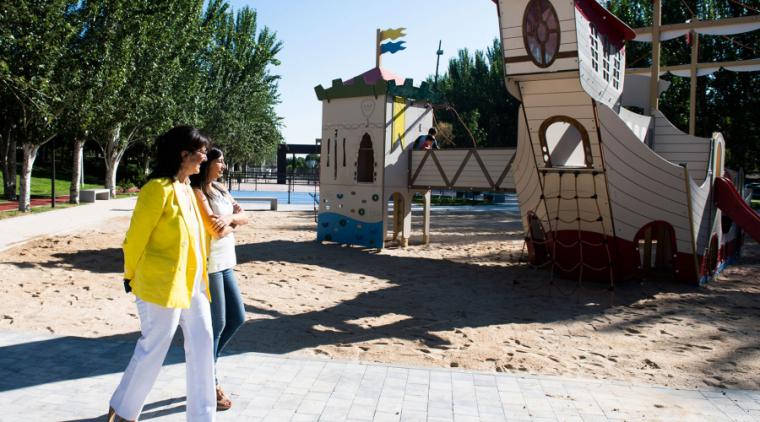 Instalados los juegos infantiles en el nuevo parque deportivo del Camino de las Huertas