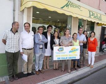 Foto de grupo de la entrega de un premio de la campaña “Rasca y gana” de la Asociación de Comerciantes “Pozuelo Calidad”