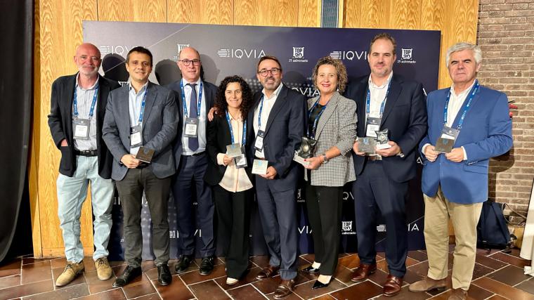 Profesionales y directivos de Vithas posan con sus galardones en la XXV edición IQVIA Premios TOP 20.