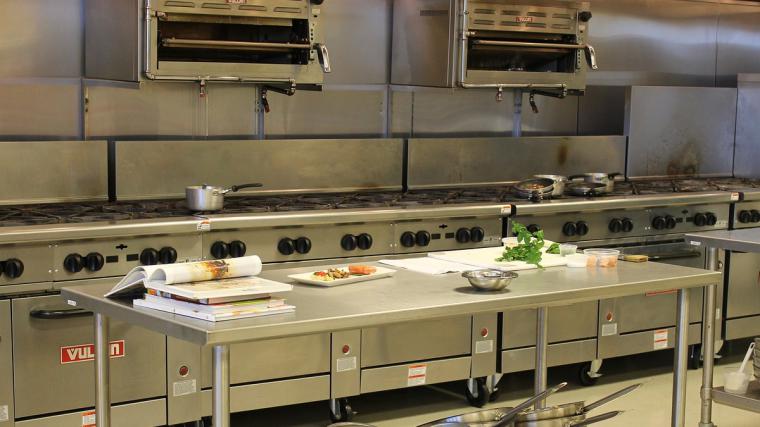 VOX insta al Gobierno Municipal a presentar una regulación clara sobre el uso urbanístico de las cocinas agrupadas en Pozuelo de Alarcón