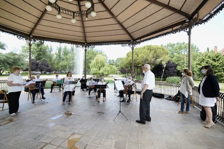 La Orquesta de Pulso y Púa “Entre Amigos” de los centros municipales de mayores graba una pieza musical con la que celebran su fin de curso