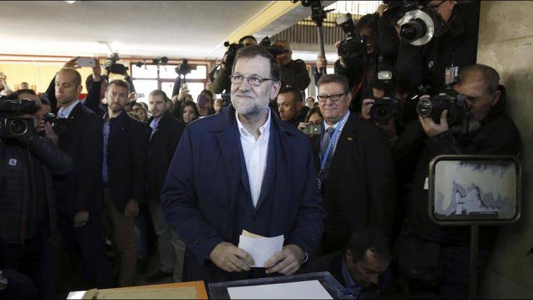 Mariano Rajoy vota en un colegio en Aravaca