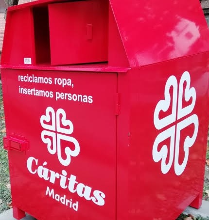 Cáritas abre una tienda de “Moda-Re”: Más Allá del Reciclado de Ropa