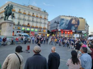 Redoble de bastones en la Puerta del Sol por las pensiones