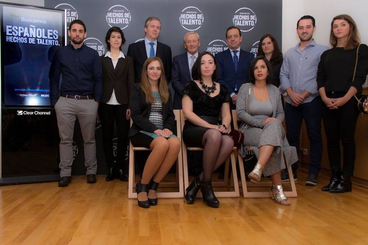 De izda a dcha: Bill Derrenger, vicepresidente para el Sur de Europa de Clear Channel, el periodista Fernando Ónega y Felipe Llano, director adjunto a la Dirección General de ESIC junto a los ganadores.