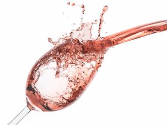 10 falsos mitos sobre el vino rosado que más confunden a los españoles
