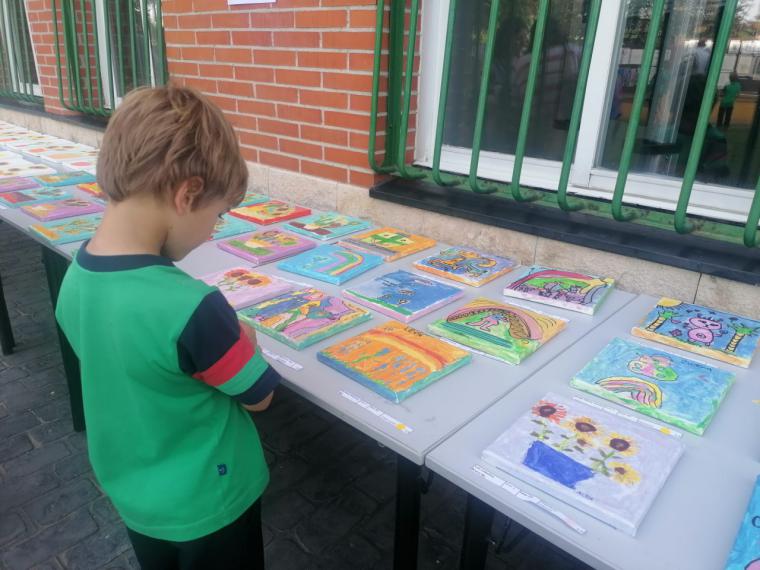 Una subasta de obras artísticas realizadas por estudiantes de un colegio recauda 4.000€ para ACNUR