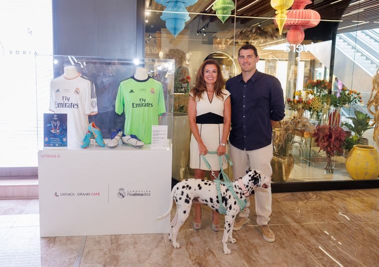 Iker Casillas inaugura la exposición“Pegada al Corazón” en LaFinca Grand Café