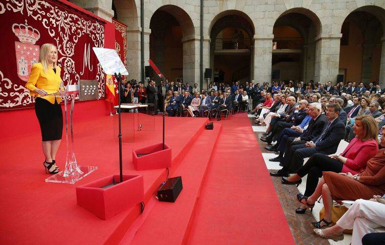 Cristina Cifuentes en el acto oficial de toma de posesión de su cargo como presidenta de la Comunidad de Madrid