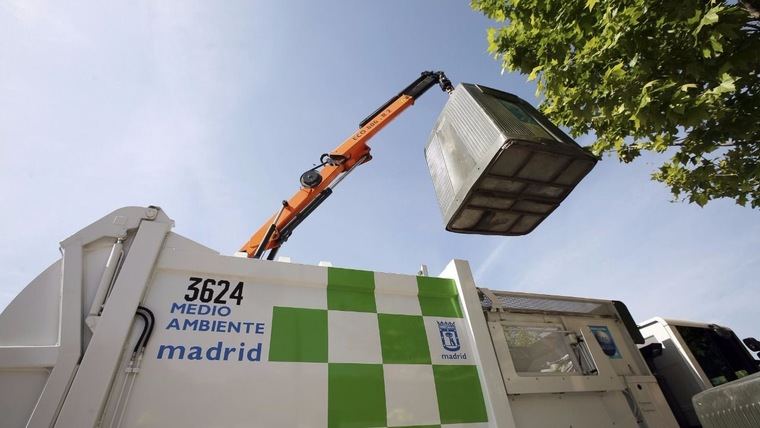 Con nueva Ordenanza municipal del ayuntamiento de Madrid, una vecina de Aravaca multada con 2.001€ por tirar cartón fuera del contenedor