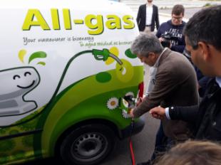 El Ministro del Interior prueba uno de los vehículos impulsados por el biogás que produce Aqualia en Chiclana